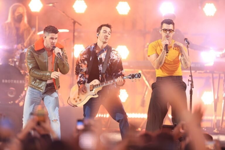 The jonas brothers sing a medley in their biggest hits at the 2021